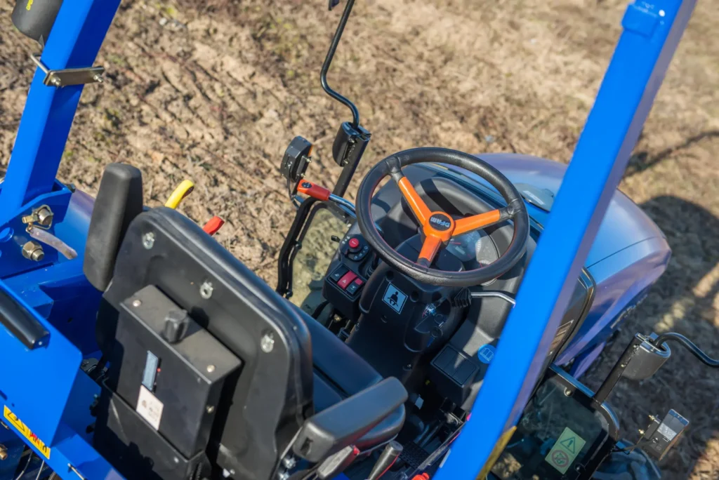 Ciągnik DONG FENG DF 304G2 ROPS 25KM kompaktowy traktor rolniczy bez kabiny