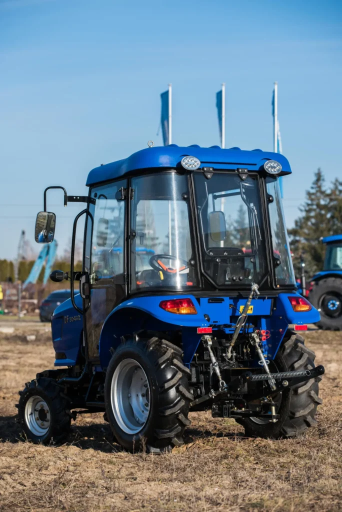Ciągnik DF 304G2 z kabiną 30KM Stage V profesjonalny traktor rolniczy kompaktowy