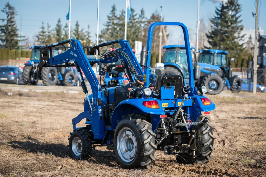 Ciągnik DONG FENG DF304G2 z ładowaczem czołowym FEL300S 25KM kompaktowy traktor rolniczy