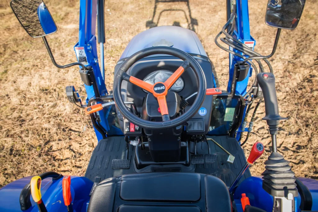 Ciągnik DONG FENG DF304G2 z ładowaczem czołowym FEL300S 25KM kompaktowy traktor rolniczy