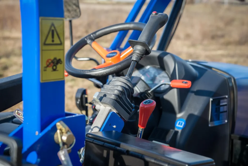 Ciągnik DONG FENG DF304G2 z ładowaczem czołowym FEL300S 25KM kompaktowy traktor rolniczy