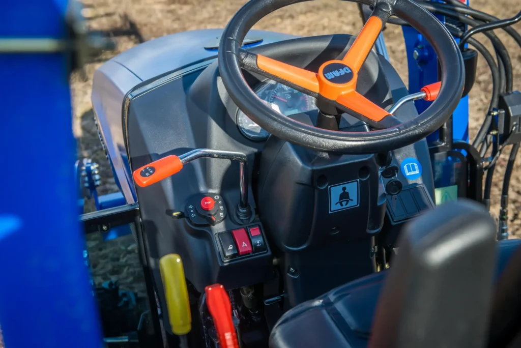 Ciągnik DONG FENG DF304G2 z ładowaczem czołowym FEL300S 25KM kompaktowy traktor rolniczy