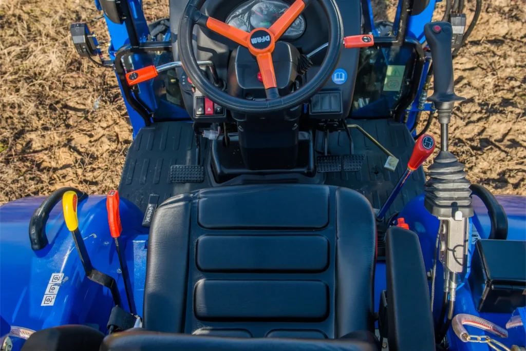 Ciągnik DONG FENG DF304G2 z ładowaczem czołowym FEL300S 25KM kompaktowy traktor rolniczy
