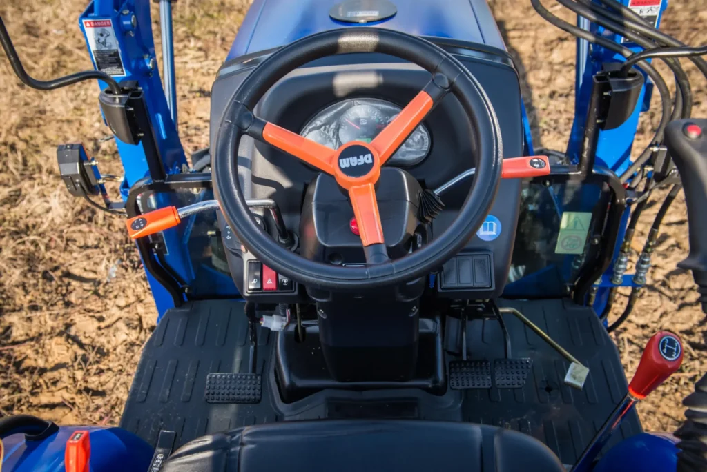 Ciągnik DONG FENG DF304G2 z ładowaczem czołowym FEL300S 25KM kompaktowy traktor rolniczy