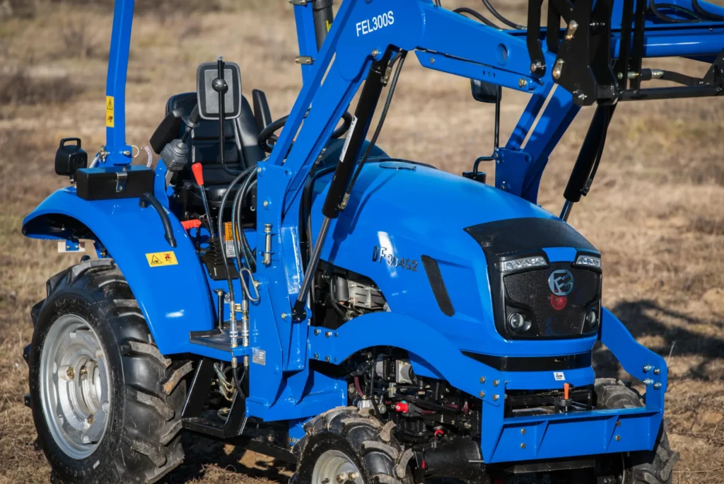 Ciągnik DONG FENG DF304G2 z ładowaczem czołowym FEL300S 25KM kompaktowy traktor rolniczy
