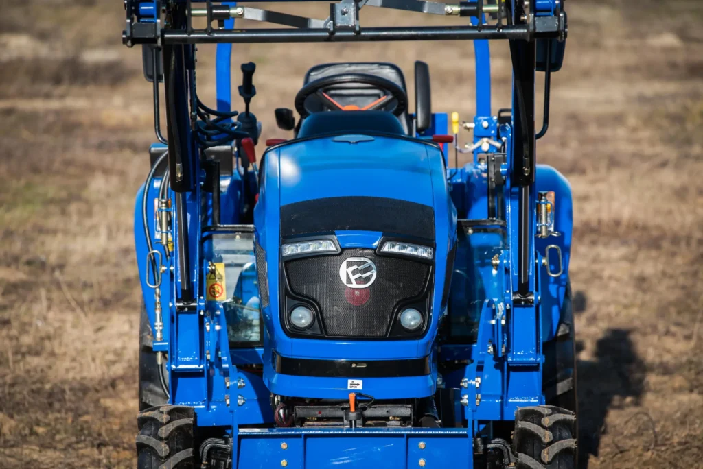 Ciągnik DONG FENG DF304G2 z ładowaczem czołowym FEL300S 25KM kompaktowy traktor rolniczy